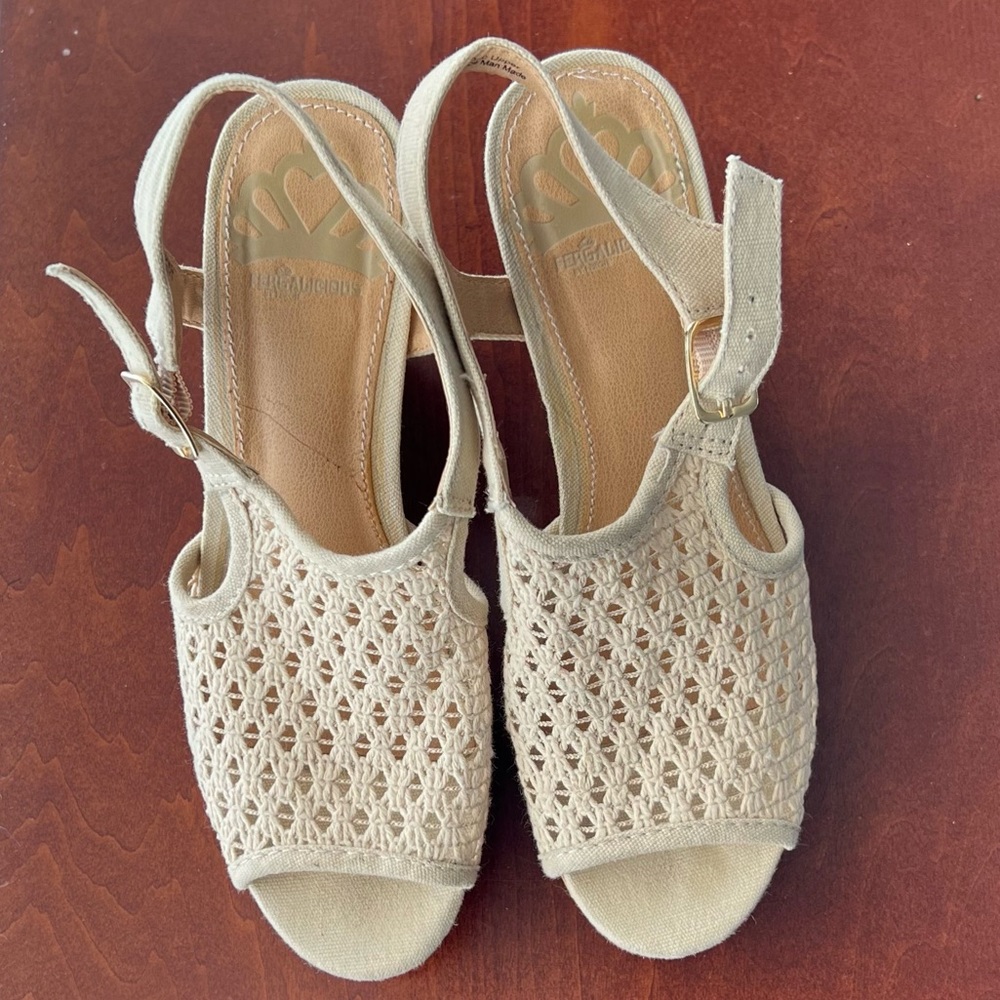 🍓 2 for $13 FERGALICIOUS wedge sandals with cork bottoms. Size 5